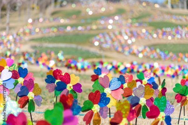 Obraz カラフルなかざぐるまが広がる原っぱ