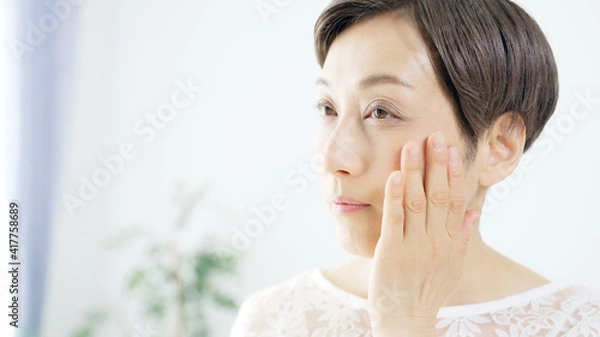 Fototapeta ミドル女性のスキンケアイメージ　美容　アンチエイジング