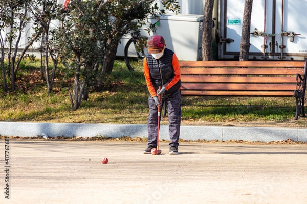 Obraz ゲートボールを楽しむ女性