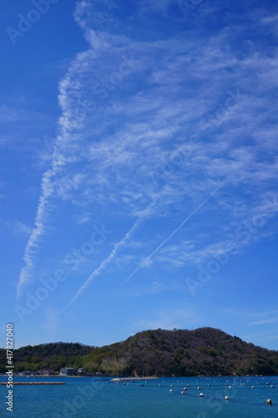 Fototapeta 早春の空　飛行機雲　瀬戸内海(香川県さぬき市)