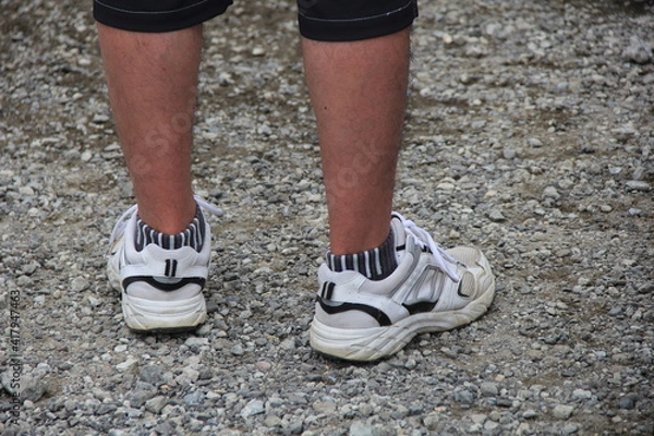 Fototapeta 後から見た男性の足元