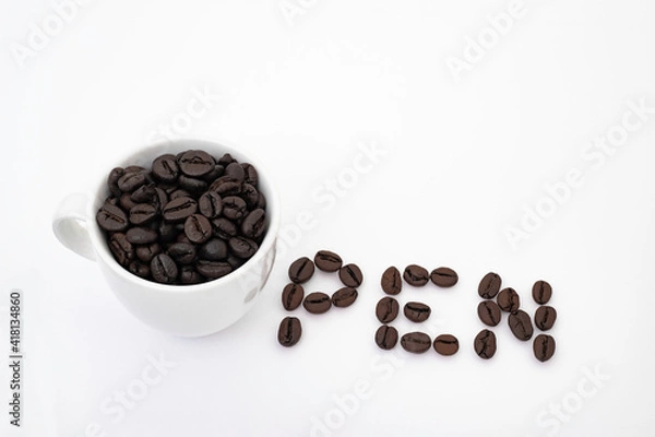 Fototapeta Le mot open écris avec une tasse et des grains de café
