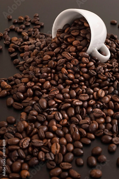 Fototapeta Grains de café sortant d'une tasse en gros plan