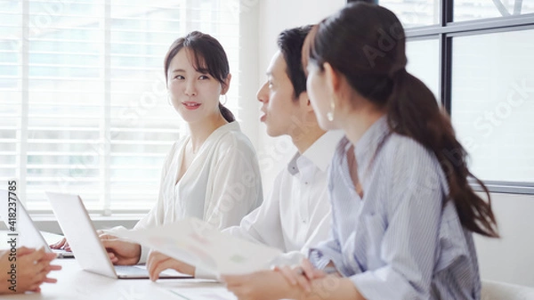 Fototapeta 会議・ミーティングをするビジネスマン