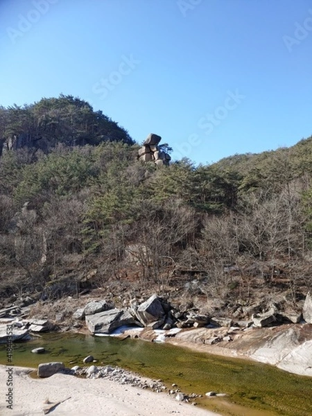 Fototapeta 산위에 바위탑