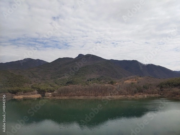 Obraz 강에 비치는 구름과 산