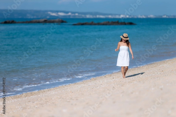 Fototapeta 南の島へ旅行に来た女の子