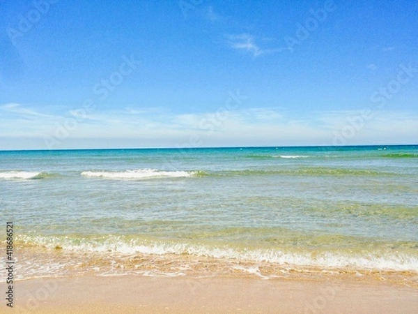 Fototapeta 穏やかなきれいな海　透き通った遠浅のエメラルドグリーン