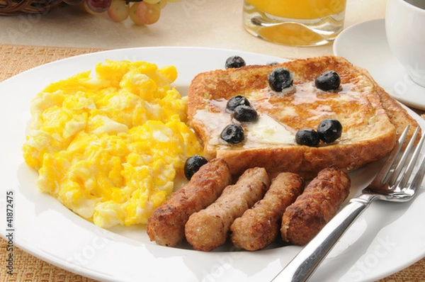 Obraz Kiełbasa i jajka z tostami francuskimi