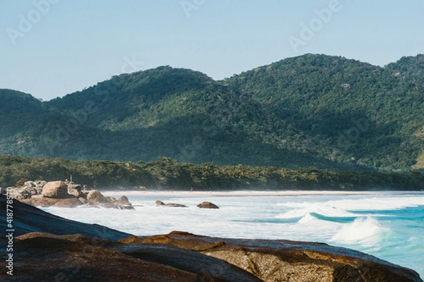 Obraz Vista panorámica de una playa con selva y montañas con cielo de fondo