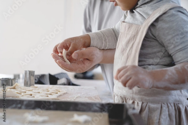 Fototapeta お母さんと一緒に初めてクッキー作る女の子
