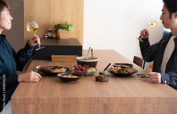 Fototapeta ワインを飲みながら食事をする日本人ミドル夫婦