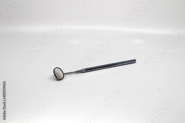 Obraz a mirror to see the teeth used by the dentist