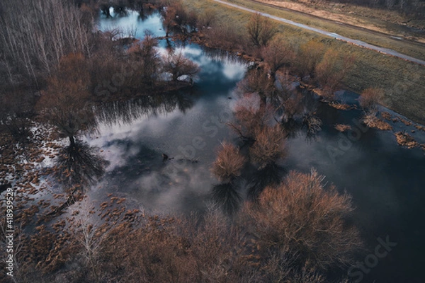 Fototapeta Zalesiony obszar zalewowy od dronów POV