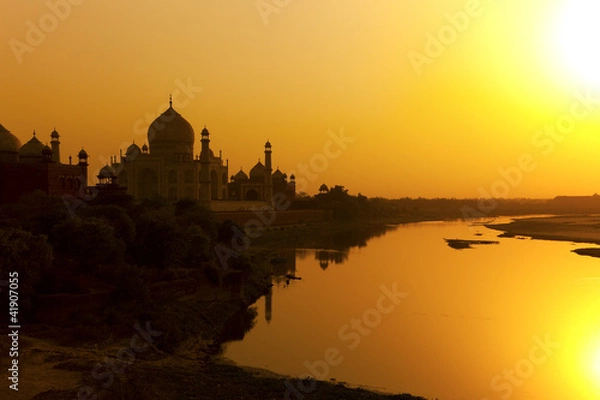 Fototapeta Taj Mahal z rzeką Jamuna o zachodzie słońca, Indie.