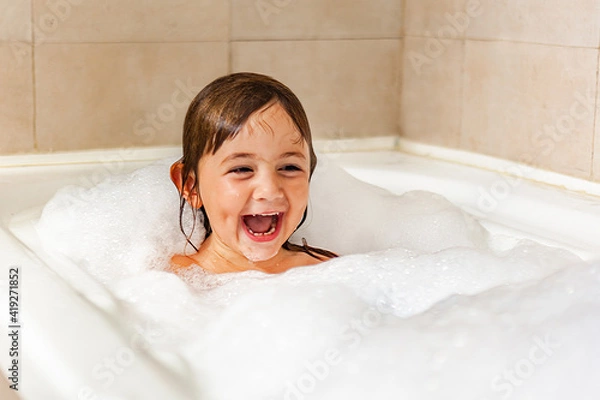Obraz girl bathing playing with foam 