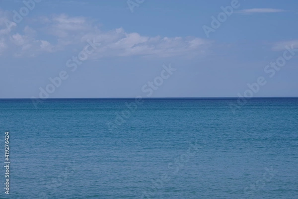 Obraz 夏の海　綺麗な海と水平線　透明度が高い海