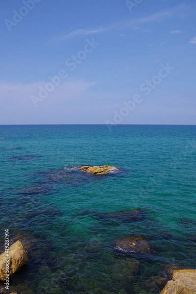 Obraz 綺麗な海と水平線　岩場がある海岸