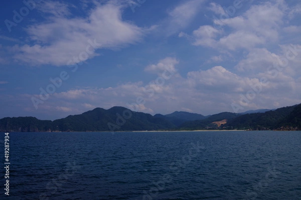 Obraz 海と山　海から眺めた海岸線　田舎の風景