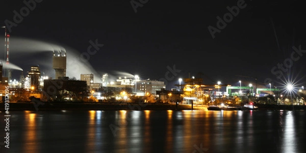 Obraz Nachtaufnahme von der BASF in Ludwigshafen mit dem Rhein im Vordergrund