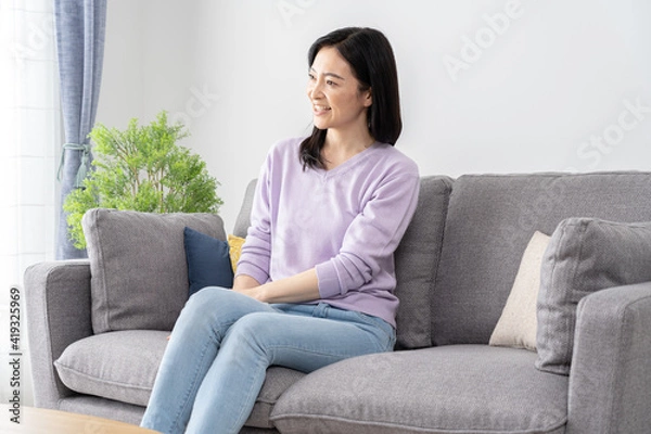 Fototapeta 自宅で過ごすミドル　日本人女性　ポートレート