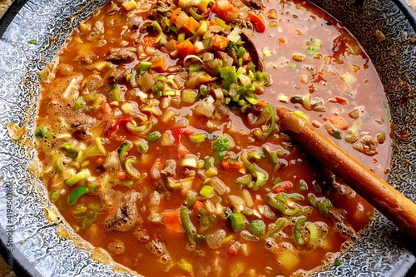 Obraz Gulaschsuppe im Kessel zubereitet