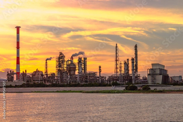 Fototapeta 河川沿いに広がる工業地帯の夕景