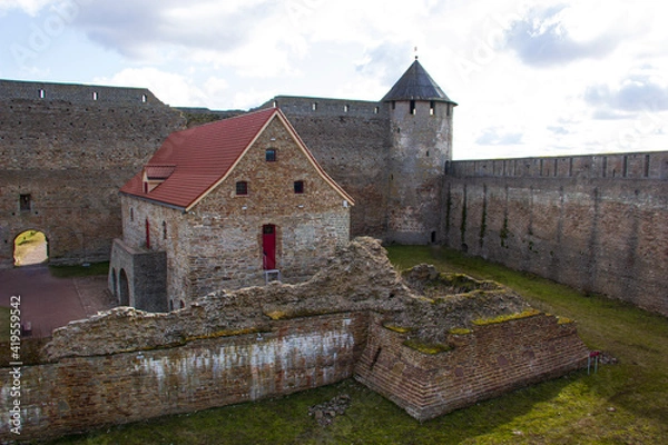 Obraz The walls of the Ivangorod Fortress Museum - the first Russian fortress on the way to Russia.