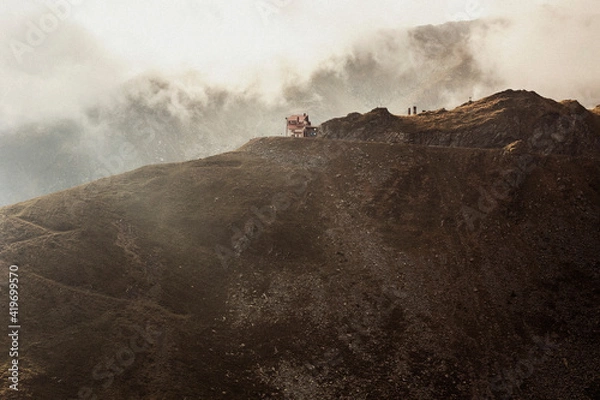 Fototapeta Chatka w górach.