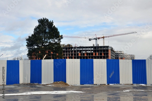 Fototapeta The process of building a multi-storey residential building made of red brick.