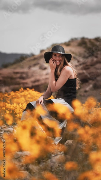 Fototapeta Model in the Desert
