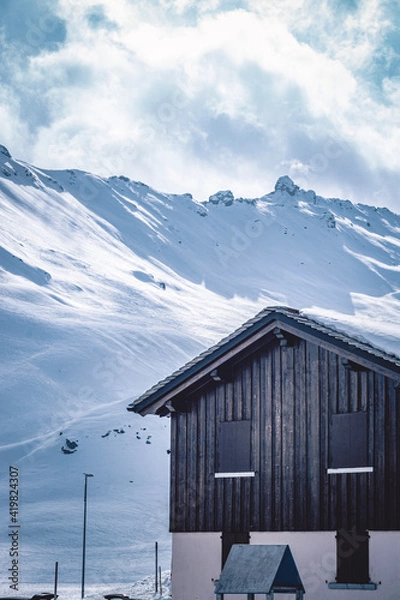 Obraz red barn in the mountains