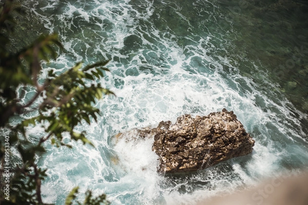 Fototapeta waves crashing on rocks