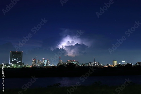 Fototapeta 積乱雲の中で雷が光っている写真