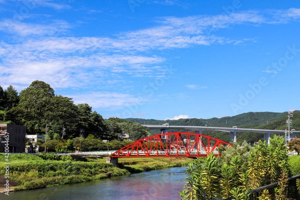 Obraz 青空とゆるやかな川と赤い橋