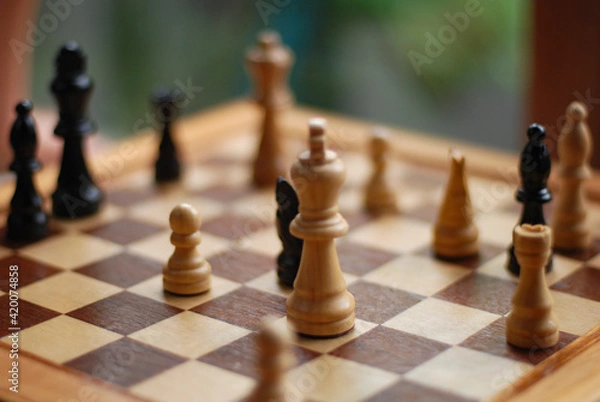 Fototapeta ボードゲーム、ガラス背景のチェスボードと駒