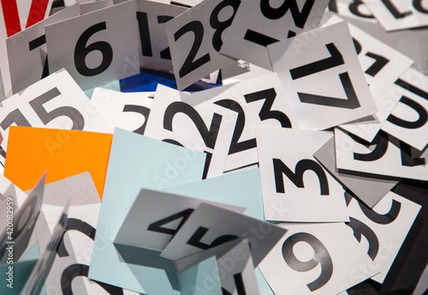 Obraz  Bunte Karten mit Zahlen liegen durcheinader auf einem Tisch
