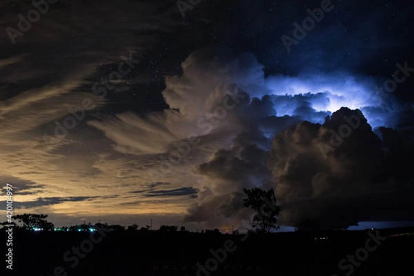Obraz storm clouds over city