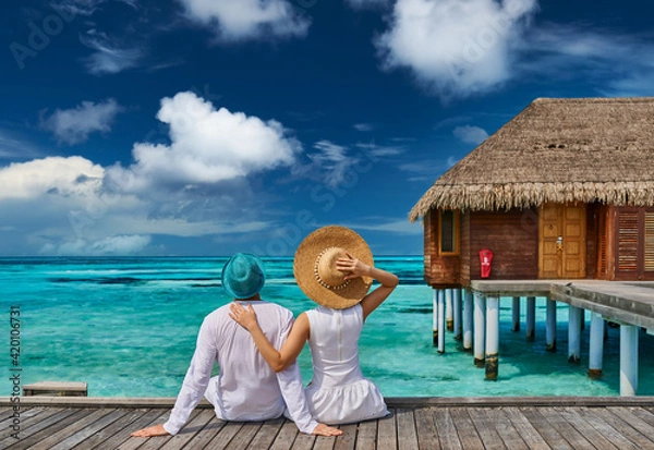 Obraz Couple in white on a tropical beach jetty