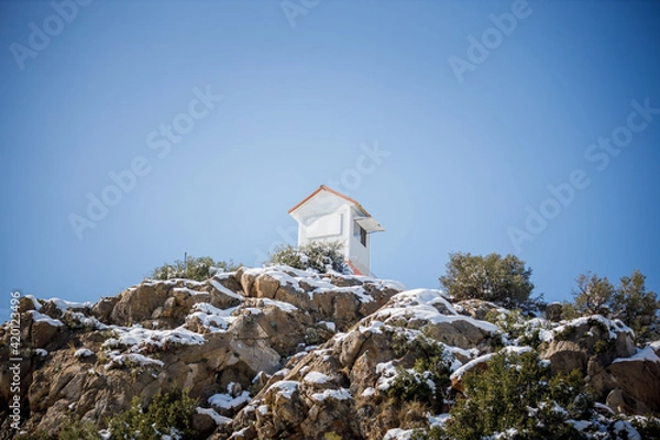 Fototapeta Shack in the mountains with snow