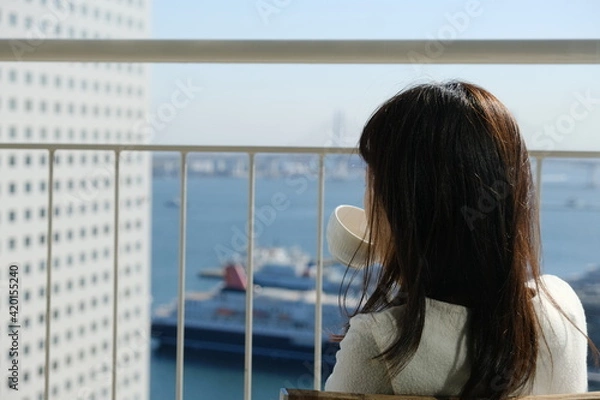 Obraz 海辺のベンチにいる女性