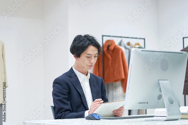 Obraz オフィスで働くファッションデザイナー