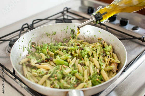 Fototapeta pasta broccoli, uvette e pinoli