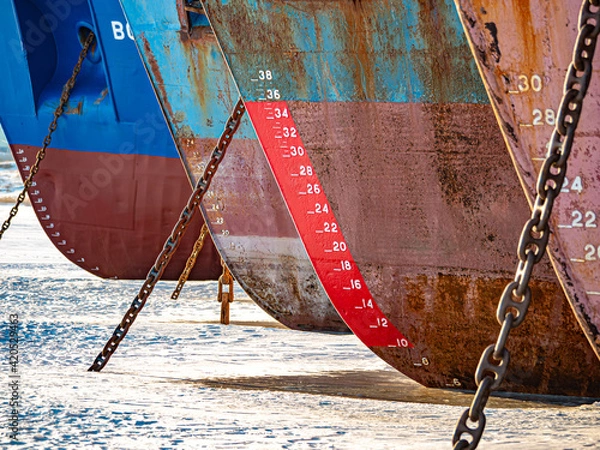 Obraz Anchor chains and waterlines of ships
