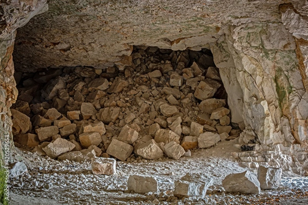 Obraz Stone blockage of the passage in the cave