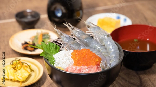 Obraz 海老、イクラ、シラス、マグロのタタキを使った海鮮丼で晩酌
