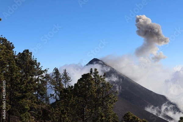 Obraz volcano in the clouds