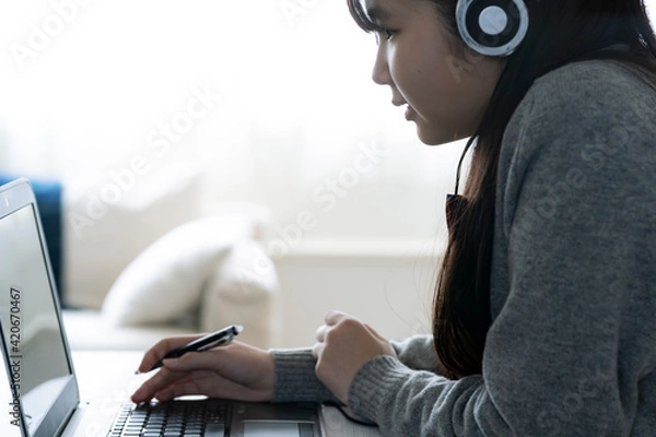 Fototapeta オンライン学習をする日本人女子学生