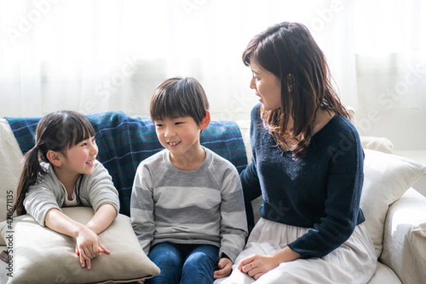 Obraz ソファに座りくつろぐ日本人親子