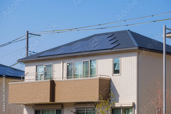 Fototapeta ソーラーパネルのある家　太陽光　発電　エコシステム